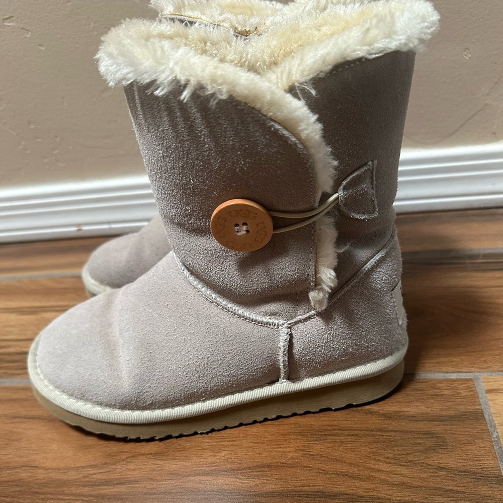 UGGs - Picture 2 of 4